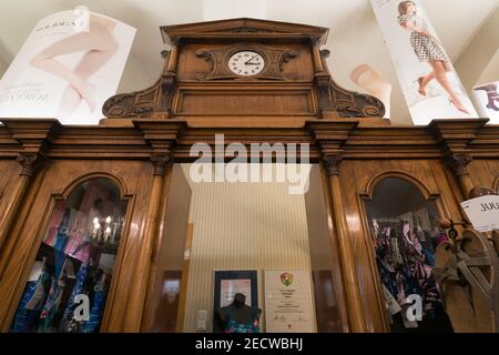 Wien Mariahilfer Straße, Bandagist Anderle. historische Geschäftseinrichtung Stockfoto