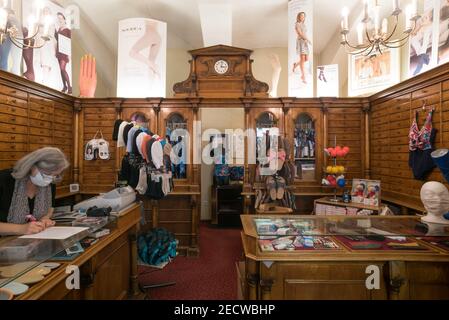 Wien Mariahilfer Straße, Bandagist Anderle. historische Geschäftseinrichtung Stockfoto