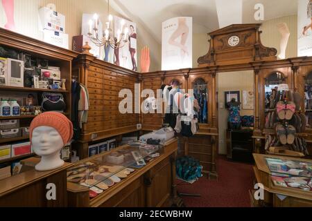 Wien Mariahilfer Straße, Bandagist Anderle. historische Geschäftseinrichtung Stockfoto