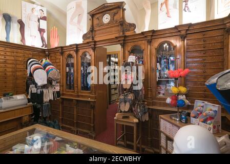 Wien Mariahilfer Straße, Bandagist Anderle. historische Geschäftseinrichtung Stockfoto