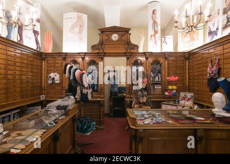 Wien Mariahilfer Straße, Bandagist Anderle. historische Geschäftseinrichtung Stockfoto