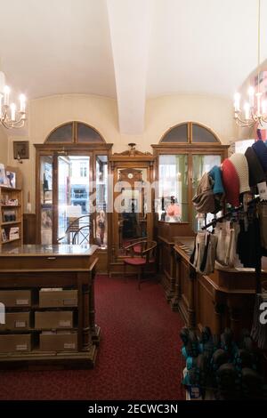 Wien Mariahilfer Straße, Bandagist Anderle. historische Geschäftseinrichtung Stockfoto