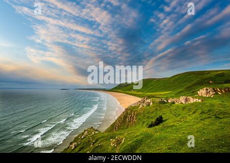 Am späten Nachmittag wolkt sich Altocumulus über Rhossili Beach auf der Gower Peninsula, Wales Stockfoto