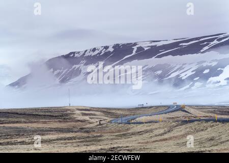 Verwinkelte Thingvallavegur Straße im Nebel, Island Stockfoto