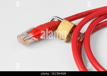 Rotes Computerkabel mit RJ-45-Anschluss und Vorhängeschlössern. Datenschutzkonzept für Computer. Stockfoto