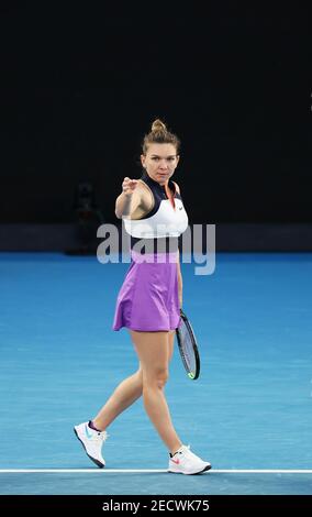 Melbourne, Australien. Februar 2021, 14th. Simona Halep reagiert während des 4th-Runden-Spiels der Frauen zwischen Simona Halep aus Rumänien und IGA Swiatek aus Polen beim Australian Open 2021 Tennisturnier in Melbourne Park, Melbourne, Australien, am 14. Februar 2021. Quelle: Bai Xuefei/Xinhua/Alamy Live News Stockfoto