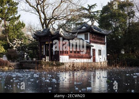 Schöner traditioneller Pavillon auf gefrorenem See in einem Park in Shanghai Stockfoto