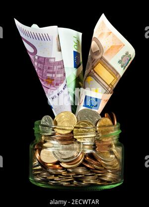Euro in einer mit Münzen gefüllten GlasDose Stockfoto