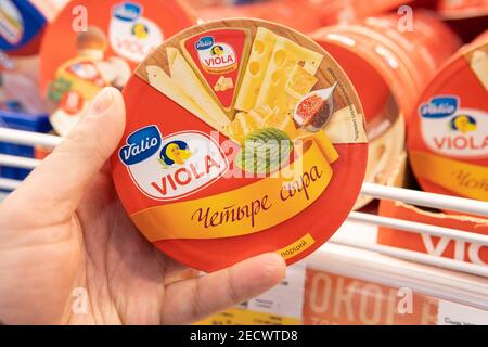 Tjumen, Russland-Januar 31, 2021: Marke der finnischen Firma Valio. Viola Käse ist der Marktführer auf dem Markt der verarbeiteten Käse in Russland Stockfoto