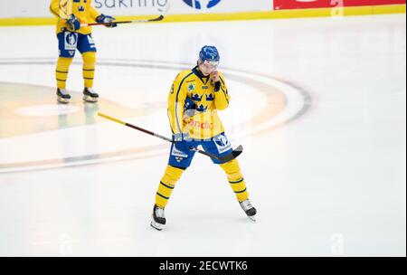 Malmoe, Schweden. Februar 2021, 13th. Albert Johansson (9) von Schweden gesehen in der Beijer Hockey Games 2021 Spiel zwischen Schweden und Russland in Malmoe Arena in Malmoe. (Foto Kredit: Gonzales Foto/Alamy Live News Stockfoto