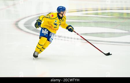 Malmoe, Schweden. Februar 2021, 13th. Nils Lundkvist (27) von Schweden gesehen in der Beijer Hockey Games 2021 Spiel zwischen Schweden und Russland in der Malmoe Arena in Malmoe. (Foto Kredit: Gonzales Foto/Alamy Live News Stockfoto