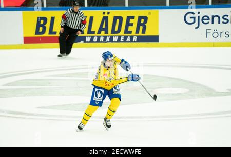 Malmoe, Schweden. Februar 2021, 13th. Joel Persson (94) aus Schweden gesehen in der Beijer Hockey Games 2021 Spiel zwischen Schweden und Russland in der Malmoe Arena in Malmoe. (Foto Kredit: Gonzales Foto/Alamy Live News Stockfoto