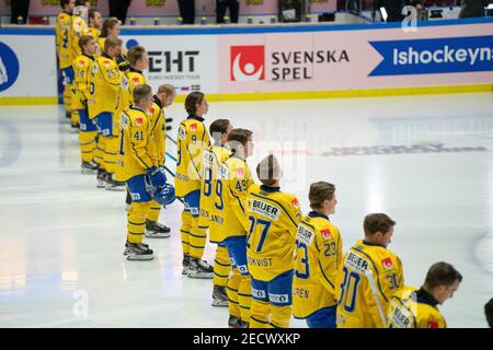 Malmoe, Schweden. Februar 2021, 13th. Die Spieler von Schweden Line-up für die Beijer Hockey Games 2021 Spiel zwischen Schweden und Russland in Malmoe Arena in Malmoe. (Foto Kredit: Gonzales Foto/Alamy Live News Stockfoto