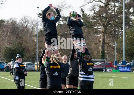 Surrey, Großbritannien. Februar 2021, 13th. Harlekine-Line-out beim Warm-up für das Allianz Premier 15s-Spiel zwischen Harlekins Women und Loughborough Lightning in Cobham, Surrey, England. Kredit: SPP Sport Presse Foto. /Alamy Live Nachrichten Stockfoto