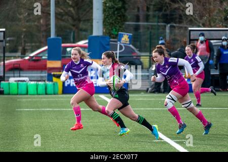 Surrey, Großbritannien. Februar 2021, 13th. Leanne Riley (#9 Harlequins Women) sprintet während des Allianz Premier 15s Spiels zwischen Harlequins Women und Loughborough Lightning in Cobham, Surrey, England. Kredit: SPP Sport Presse Foto. /Alamy Live Nachrichten Stockfoto