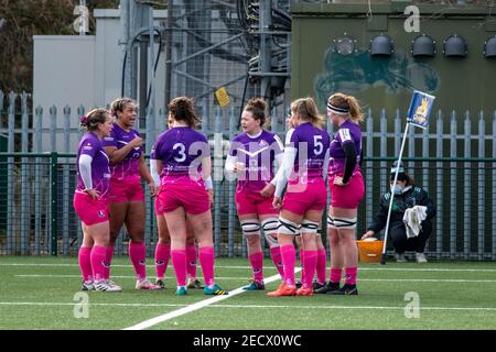 Surrey, Großbritannien. Februar 2021, 13th. Lightning Forwards Huddle während des Allianz Premier 15s-Spiels zwischen Harlequins Women und Loughborough Lightning in Cobham, Surrey, England. Kredit: SPP Sport Presse Foto. /Alamy Live Nachrichten Stockfoto