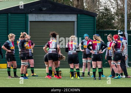 Surrey, Großbritannien. Februar 2021, 13th. Harlekine huddle während des Allianz Premier 15s Spiels zwischen Harlekins Women und Loughborough Lightning in Cobham, Surrey, England. Kredit: SPP Sport Presse Foto. /Alamy Live Nachrichten Stockfoto