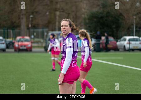 Surrey, Großbritannien. Februar 2021, 13th. Emily Scarratt (#13 Loughborough Lightning) während des Allianz Premier 15s Spiels zwischen Harlequins Women und Loughborough Lightning in Cobham, Surrey, England. Kredit: SPP Sport Presse Foto. /Alamy Live Nachrichten Stockfoto