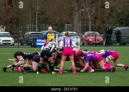 Surrey, Großbritannien. Februar 2021, 13th. Scrum während des Allianz Premier 15s Spiels zwischen Harlequins Women und Loughborough Lightning in Cobham, Surrey, England. Kredit: SPP Sport Presse Foto. /Alamy Live Nachrichten Stockfoto