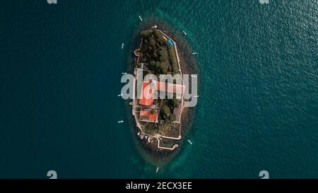 Eine Luftaufnahme der Muttergottes von der Felseninsel Und Kirche in Perast am Ufer der Boka Kotor Bucht Stockfoto