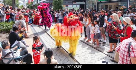 (210214) -- CHRISTCHURCH, 14. Februar 2021 (Xinhua) -- Löwentanz wird während einer chinesischen Neujahrsparade in Christchurch City of New Zealand, 14. Februar 2021 aufgeführt. Das neuseeländische Christchurch läutete das Jahr des Ochsen mit zahlreichen kulturellen Veranstaltungen ein, die durch eine Mondneujahresmotto-Straßenparade am Sonntag mit traditionellen Tänzern und Musikern, Drachen, Löwen und vielem mehr unterstrichen wurden. (Foto von Li Xiaogang/Xinhua) Stockfoto