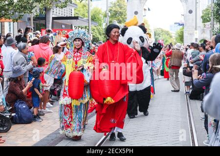 (210214) -- CHRISTCHURCH, 14. Februar 2021 (Xinhua) -- Schauspieler winken dem Publikum während einer chinesischen Mondneujahrsparade in Christchurch City of New Zealand, 14. Februar 2021. Das neuseeländische Christchurch läutete das Jahr des Ochsen mit zahlreichen kulturellen Veranstaltungen ein, die durch eine Mondneujahresmotto-Straßenparade am Sonntag mit traditionellen Tänzern und Musikern, Drachen, Löwen und vielem mehr unterstrichen wurden. (Foto von Li Xiaogang/Xinhua) Stockfoto