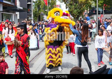 Christchurch. Februar 2021, 14th. Der Löwentanz wird während einer chinesischen Neujahrsparade in Christchurch City of New Zealand, 14. Februar 2021, aufgeführt. Das neuseeländische Christchurch läutete das Jahr des Ochsen mit zahlreichen kulturellen Veranstaltungen ein, die durch eine Mondneujahresmotto-Straßenparade am Sonntag mit traditionellen Tänzern und Musikern, Drachen, Löwen und vielem mehr unterstrichen wurden. Quelle: Li Xiaogang/Xinhua/Alamy Live News Stockfoto