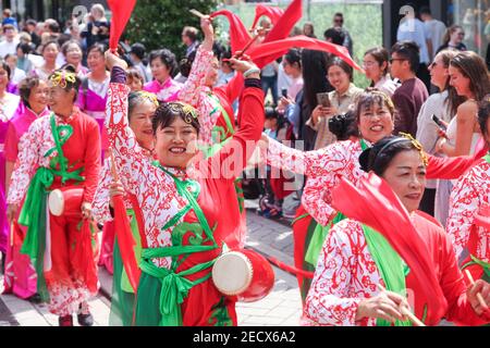 Christchurch. Februar 2021, 14th. Tänzer in traditionellen chinesischen Kostümen treten während einer chinesischen Neujahrsparade in Christchurch City of New Zealand, 14. Februar 2021 auf. Das neuseeländische Christchurch läutete das Jahr des Ochsen mit zahlreichen kulturellen Veranstaltungen ein, die durch eine Mondneujahresmotto-Straßenparade am Sonntag mit traditionellen Tänzern und Musikern, Drachen, Löwen und vielem mehr unterstrichen wurden. Quelle: Li Xiaogang/Xinhua/Alamy Live News Stockfoto