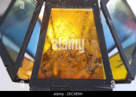 Schneemuster auf farbigen Gläsern einer Taschenlampe auf einem Frostiger Tag Stockfoto
