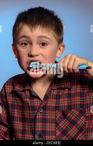 Mundhygiene ist wichtig, das Kind putzt seine Zähne, Zahnpflege.neu Stockfoto