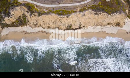 Drone Blick auf einen Strand mit Wellen schlagen die Küste In San Francisco Kalifornien Stockfoto