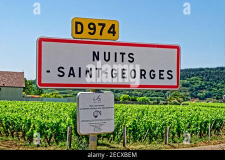 Nuits-Saint-Georges Straßenschild, Departement Côte-d'Or, Region Bourgogne-Franche-Compté, Frankreich. Stockfoto