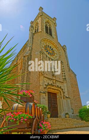 Kirche Saint-Germain im Dorf Fuissé, Pouilly Fuissé, in der Region Burgund in Zentralfrankreich. Stockfoto