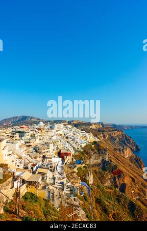 Griechische Landschaft mit Fira Stadt an der Küste von Santorini Insel in Griechenland und viel Platz für Ihren eigenen Text Über dem blauen Himmel auf der Spitze Stockfoto
