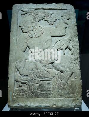 Madrid, Spanien - 11th. Jul 2020: Stele von Madrid. Maya Kultur Flachrelief. Museum of the Americas, Madrid, Spanien Stockfoto