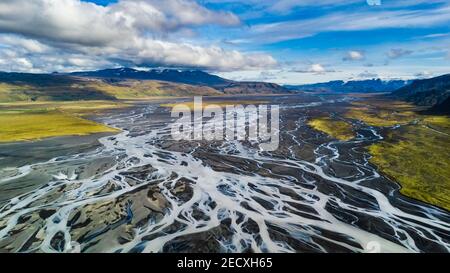 Panorama Drohnenansicht eines Flussbettes in Island Stockfoto