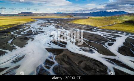 Panorama Drohnenansicht eines Flussbettes in Island Stockfoto