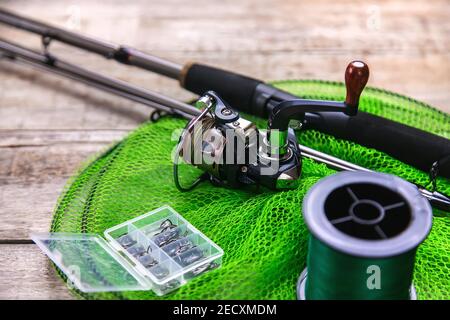 Zubehör für die Fischerei auf einem hölzernen Hintergrund. Selektiver Fokus. Angeln. Stockfoto