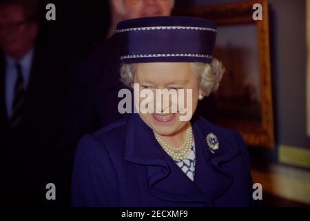 Eine lächelnde Königin Elizabeth II besucht das Shipwreck Heritage Center / Shipwreck Museum bei einem Besuch in Hastings Old Town, East Sussex, England, Großbritannien. 6th. Juni 1997 Stockfoto