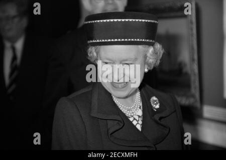 Eine lächelnde Königin Elizabeth II besucht das Shipwreck Heritage Center / Shipwreck Museum bei einem Besuch in Hastings Old Town, East Sussex, England, Großbritannien. 6th. Juni 1997 Stockfoto