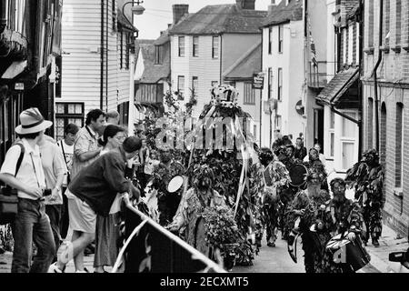 Hastings Traditional Jack in the Green Prozession, Hastings Old Town, East Sussex, England, Großbritannien. Ca. 1990 Stockfoto