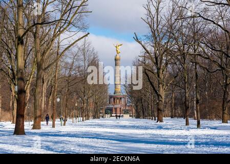 Berliner Tiergarten im Schnee mit Blick auf die Siegesäule Stockfoto