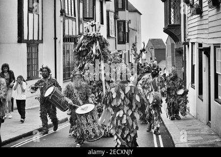 Hastings Traditional Jack in the Green Prozession, Hastings Old Town, East Sussex, England, Großbritannien. Ca. 1990 Stockfoto