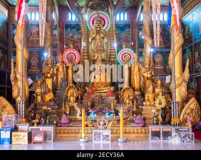 Goldene Buddha-Bilder und Wanddekorationen im Wat Kean Kliang, einem buddhistischen Tempel in Phnom Penh, Kambodscha, zwischen dem Tonle SAP und Mekong Rive gelegen Stockfoto