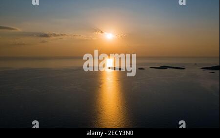 Drone Blick auf offene Gewässer mit ein paar kleinen Inseln Bei Sonnenuntergang in Rovinj Kroatien Stockfoto