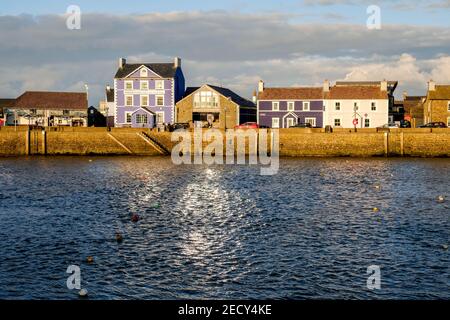 Blick auf einen sonnenbeschienenen Aberaeron Kai über den Fluss Aeron. Ceredigion. Wales. VEREINIGTES KÖNIGREICH. Stockfoto