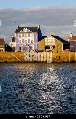 Blick auf einen sonnenbeschienenen Aberaeron Kai über den Fluss Aeron. Ceredigion. Wales. VEREINIGTES KÖNIGREICH. Stockfoto