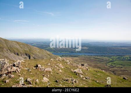 Coniston Wasser und der Grizedale Wald vom Gipfel aus gesehen Von Dow Crag Coniston The Lake District Cumbria England Stockfoto