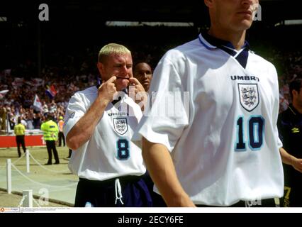 Fußball - Europameisterschaft 1996 - Viertelfinale Euro 96 - England gegen Spanien - Wembley Stadium - 22/6/96 Englands Paul Gascoigne zieht Gesichter und Clowns herum, während er auf das Feld geht.Pflichtangabe: Action Images FILM