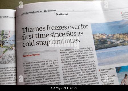 "Thames friert zum ersten Mal seit 60s als kalt ein Snap fährt fort' Guardian Zeitung Schlagzeile Winter Wetter Artikel 13 Februar 2021 London Großbritannien Stockfoto